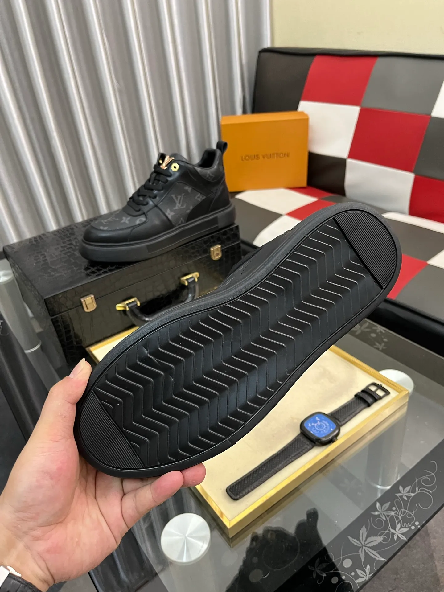 Men's shoes 💰458⌚️⌚️《Louis vuitton/LV Louis Vuitton》original quality.~ Unique modern style sneakers. 🏃A must-have casual shoe for trendy men😍😍 Original brand imported from Italy, imported original leather, cowhide lining (refuses to discolor and grind feet) sole: original sole provided by the original factory, French lazy style design ⚠️Fit to the feet, original quality, super comfortable original sole. Code number: 38-442️⃣Colors available